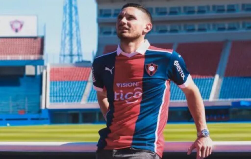 Adrián Martínez fue figura contra Boca y tiene una vida de película: no hizo inferiores y estuvo tres meses preso