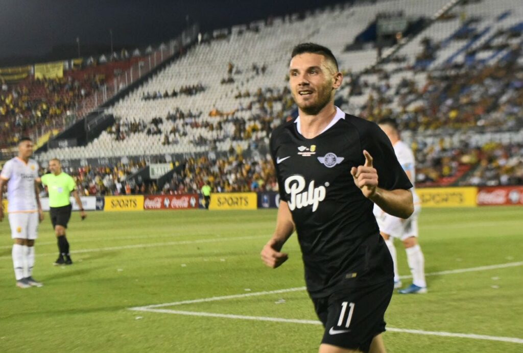 Adrián Martínez fue figura contra Boca y tiene una vida de película: no hizo inferiores y estuvo tres meses preso