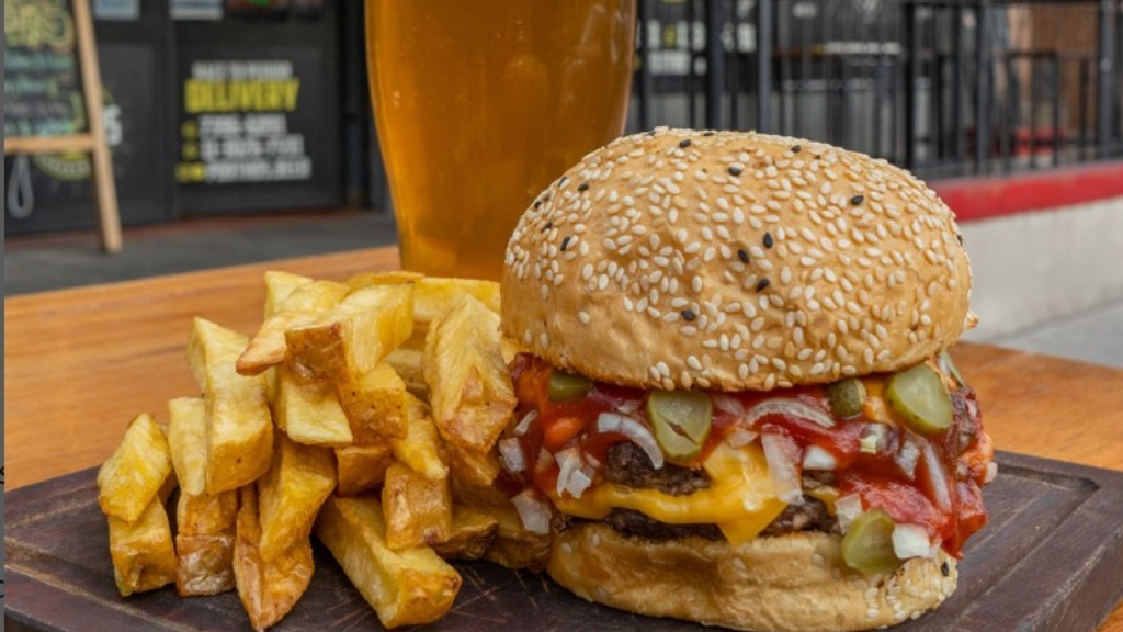 Porthos Beer, en Ciudadela, ofrecerá el 50% de descuento en la segunda burga completa.