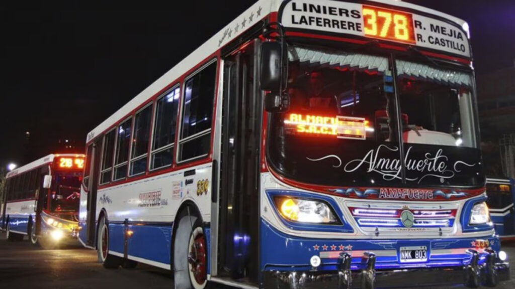 Los choferes de la línea 378 hacen un paro de colectivos en reclamo de seguridad tras el ataque brutal a un chofer.