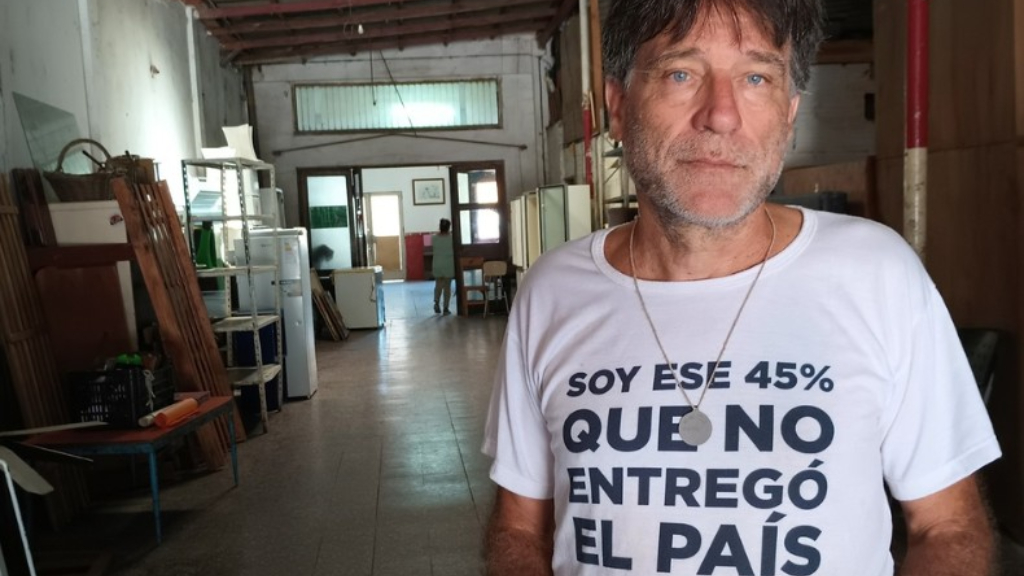 Leila Gianni, ex kirchnerista y hoy referente territorial del gobierno de Milei en el Conurbano, durante el tenso cruce con el padre Paco Olveira en un terreno presuntamente tomado en Merlo.