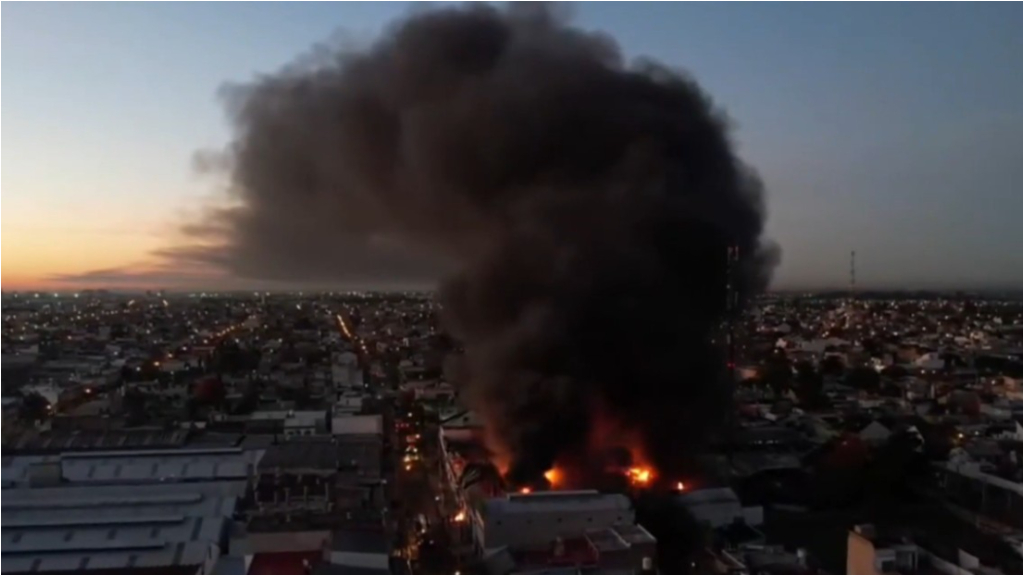 Los bomberos de Lomas del Mirador trabajaron durante la noche en la pañalera incendiada en la calle Alvear.