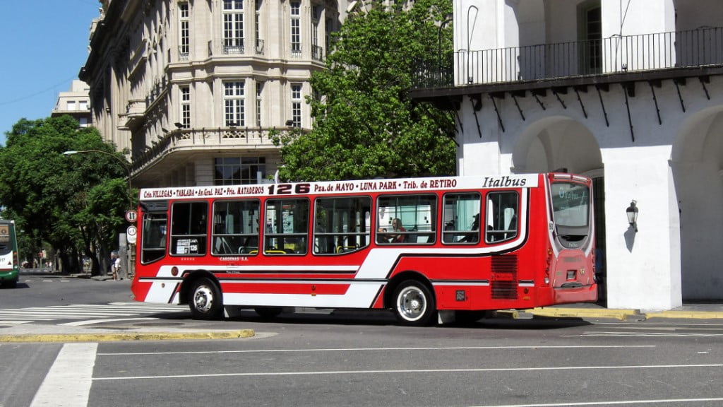 El colectivo 126 modifica su recorrido: cuál será la nueva ruta de la línea clave que conecta La Matanza con el centro porteño