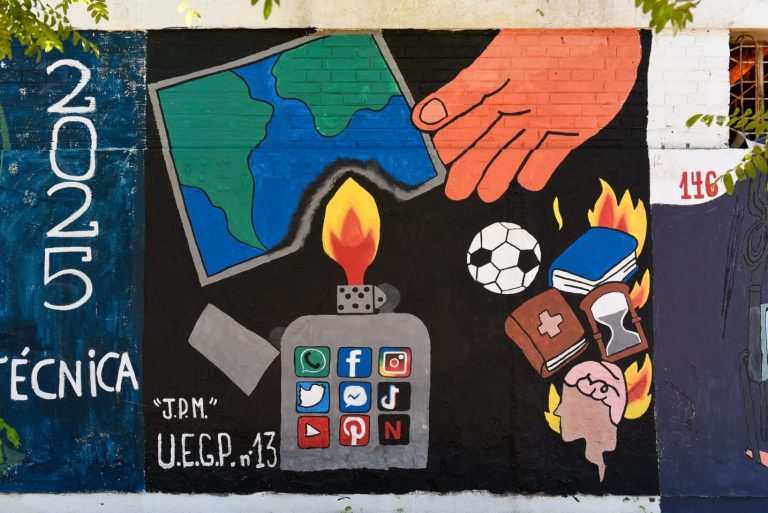 🔴 SÁENZ PEÑA | Las promociones de Colegios Secundarios pintaron murales sobre «tecnología y ciudadanía digital»