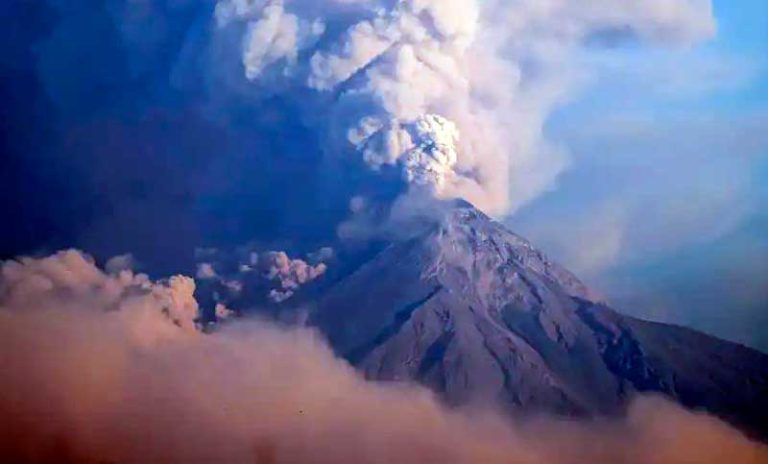 Evacuan a pobladores guatemaltecos por erupción de volcán de fuego