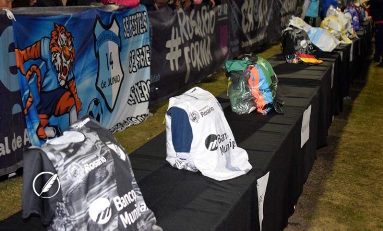 Rosario y el deporte: entregaron camisetas de fútbol para los clubes de la ciudad