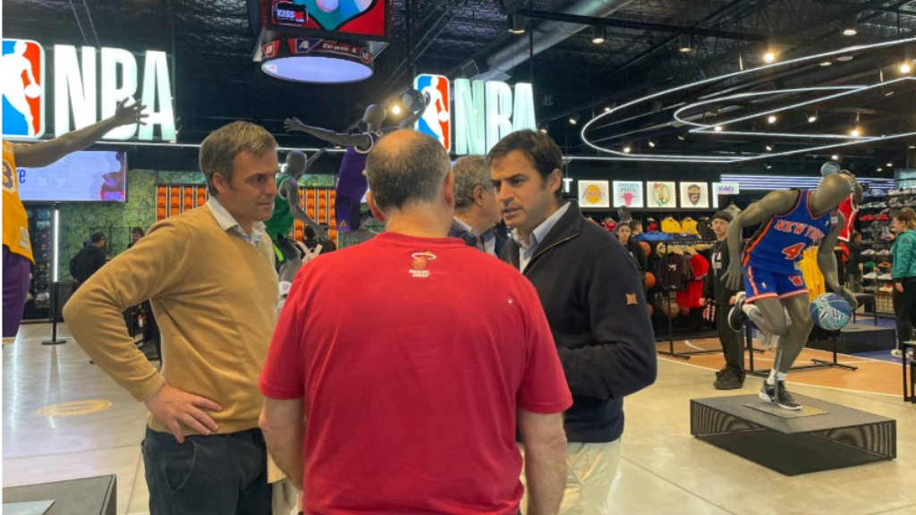 Ramón Lanús, intendente de San Isidro, recorrió el nuevo local de la NBA y se mostró orgulloso de que la liga eligiera el distrito para desembarcar en el país.