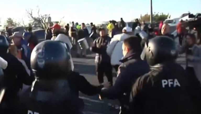 Tensión en Puente La Noria: trabajadores de La Salada, cara a cara con la Policía para que reabran la feria