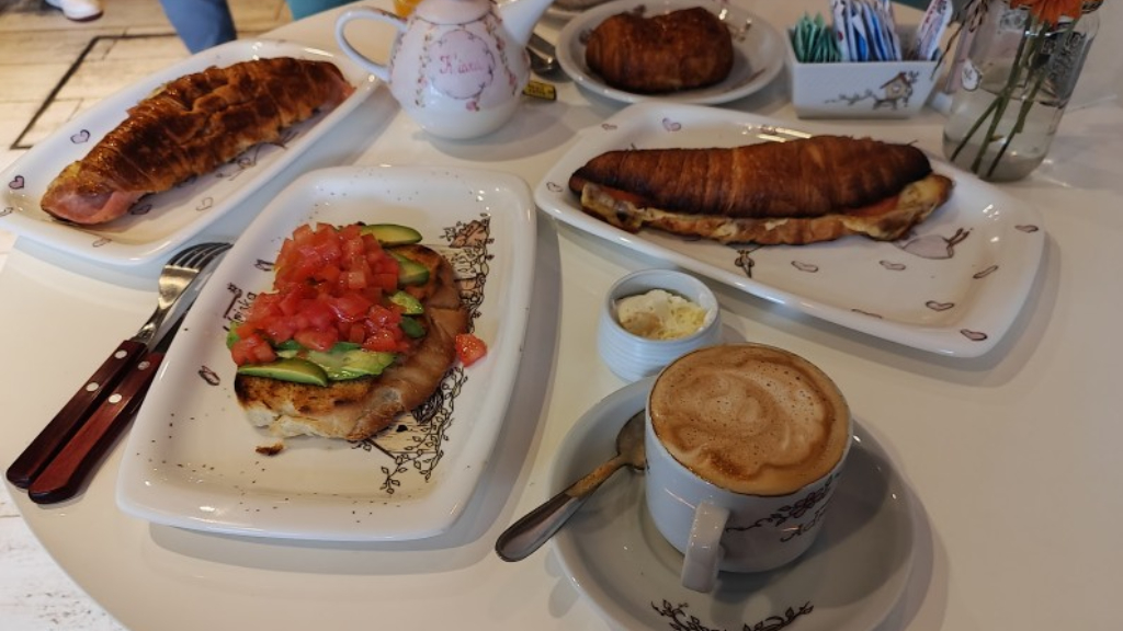En Adriska de Villa Martelli hay ofertas en tortas y meriendas con paltas y huevos para disfrutar de Café Vilo.