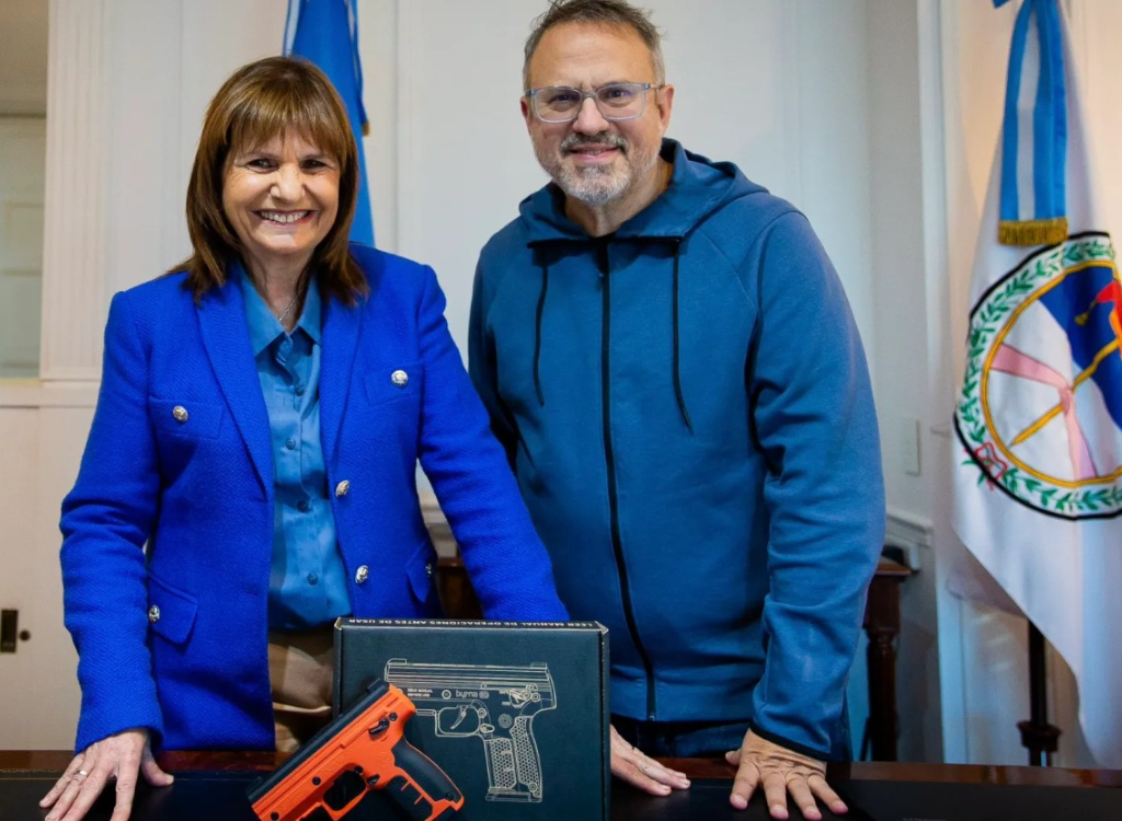 Patricia Bullrich y el intendente de Tres de Febrero, Diego Valenzuela, anunciaron la llegada de las armas no letales a los agentes comunales de ses distrito del oeste del GBA.