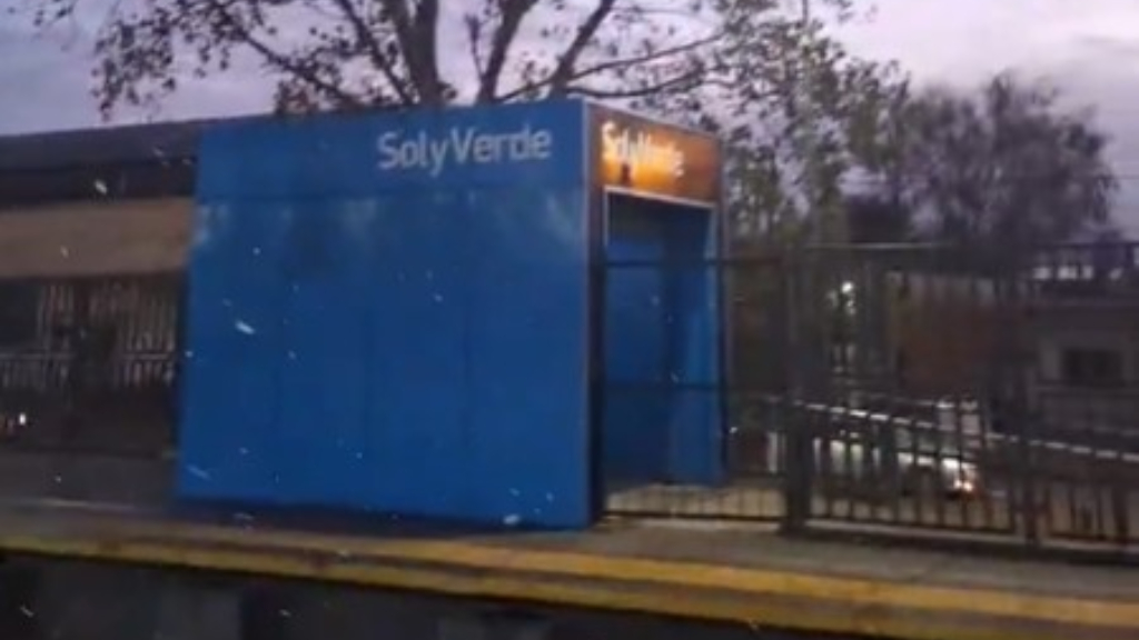 En distintos distritos de zona sur, norte y oeste la nieve apareción en plena madrugada.