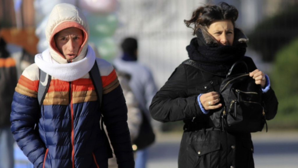 En distintos distritos de zona sur, norte y oeste la nieve apareción en plena madrugada.