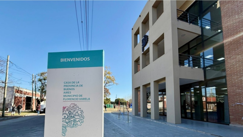 El gobernador bonaerense Axel Kicillof entregó patrulleros, envió efectivos e inauguró la Casa de la Provincia en Florencio Varela.