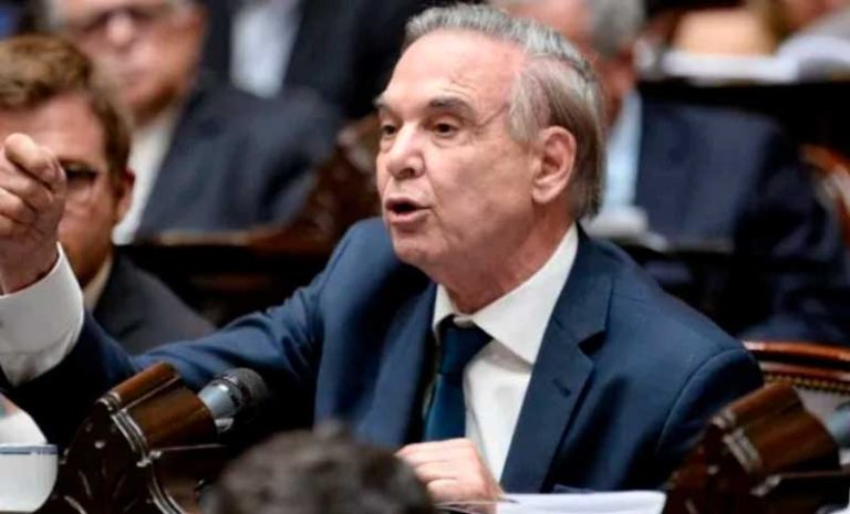 Pichetto advirtió al gobierno que «octubre esta lejos» y ante la crisis «ya no es suficiente la baja de la inflación»