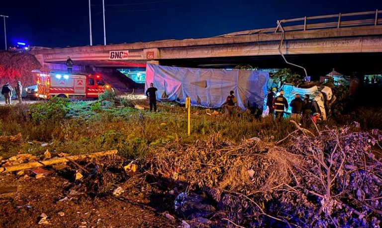Cayó un camión en avenida Circunvalación y los bomberos debieron rescatar al conductor