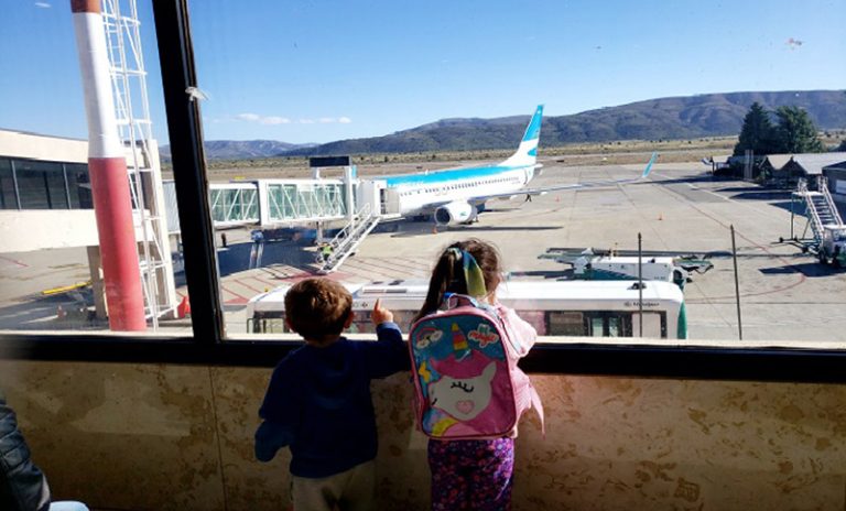 Se disparó el turismo al extranjero en junio, mientras siguen cayendo las visitas al país