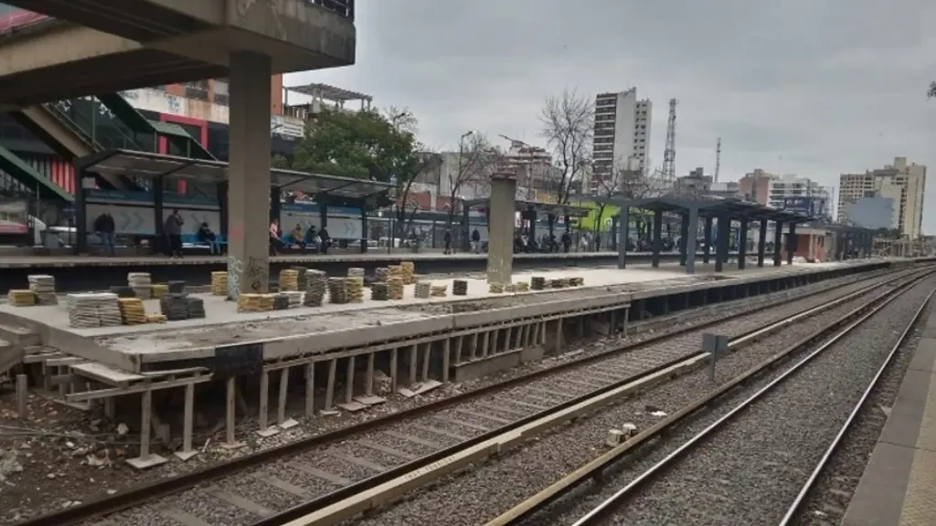 La finalización del andén central de la estación Ramos Mejía del tren Sarmiento, uno de los pasos clave que necesita dar la obra.