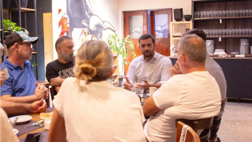El titular del HCD de Lanús y Vicepresidente del PJ local, Agustín Balladares, se reunió con comerciantes y empresarios locales para interiorizarse del complejo momento económico que atraviesan.,