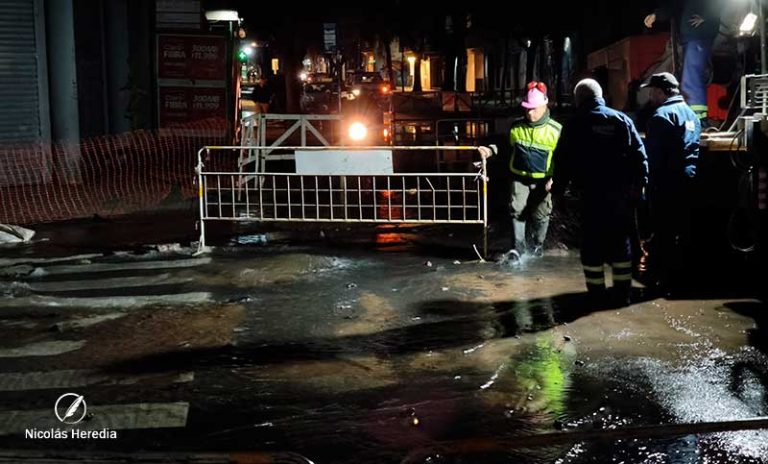 Una laguna en Pichincha: la rotura de un caño generó gran caudal de agua en Urquiza y Alvear
