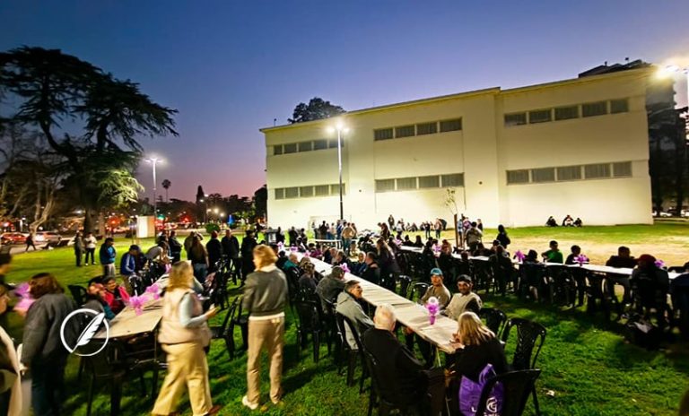 Rosario Solidaria: una «Gran Mesa» para personas en situación de calle en el Castagnino