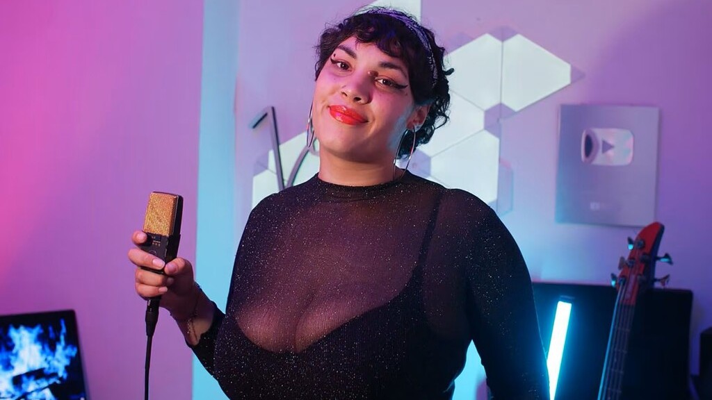 Dina Indarte, Whitney Houston, Roca