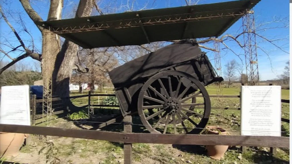 Una réplica de la carreta que llevaba a la Virgen de Luján, expuesta en el Lugar del Milagro, en Zelaya.