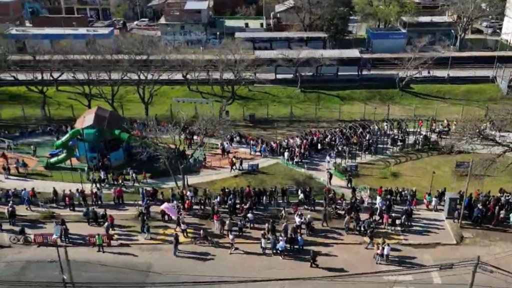 La nueva Plaza Central de Tortuguitas se encuentra pegada a la estación del tren Belgrano Norte, en pleno corazón de Malvinas Argentinas.
