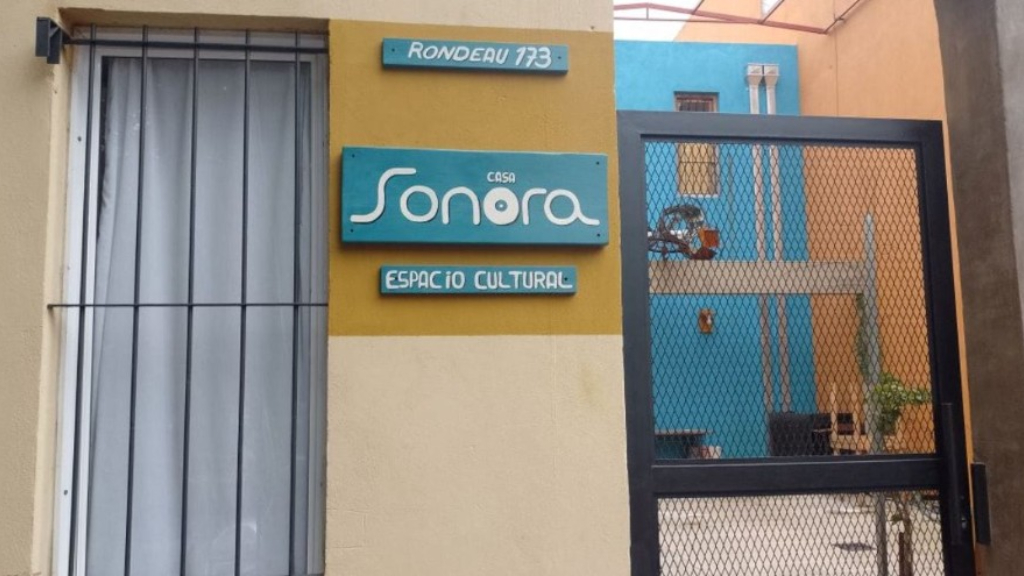 El piano Steinway que Casa Sonora de Ituzaingó intentará reparar a través de un evento solidario podrá ser disfrutado luego por los vecinos del distrito.