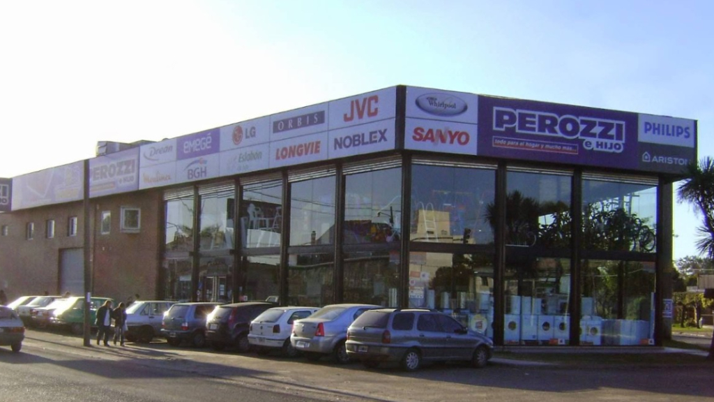 Perozzi e Hijo, una casa de electrodomésticos de la localidad de Souriges, en Berazategui, será nuevo sponsor de San Lorenzo y en las redes sociales se abrió la grieta entre sus hinchas.