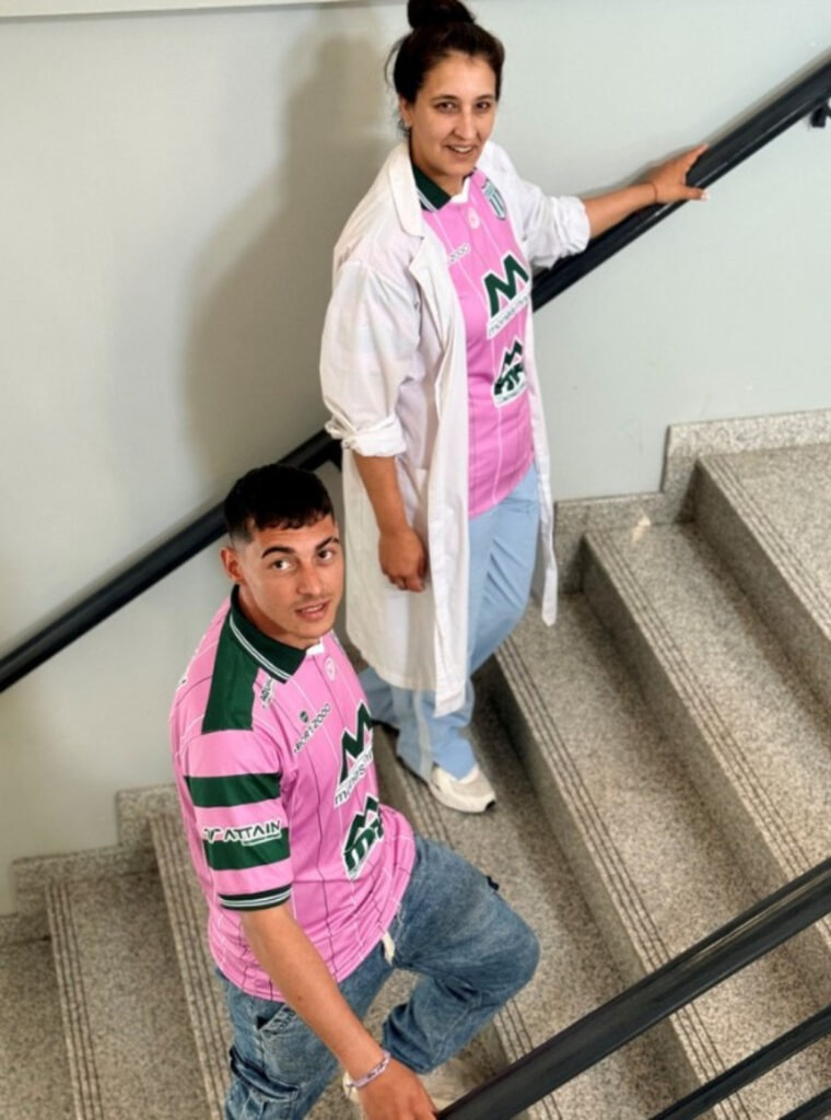 Laferrere presenta mañana su camiseta rosa para concientrizar sobre el cáncer de mama. Con lo que recauden ayudarán a un hospital de La Matanza.