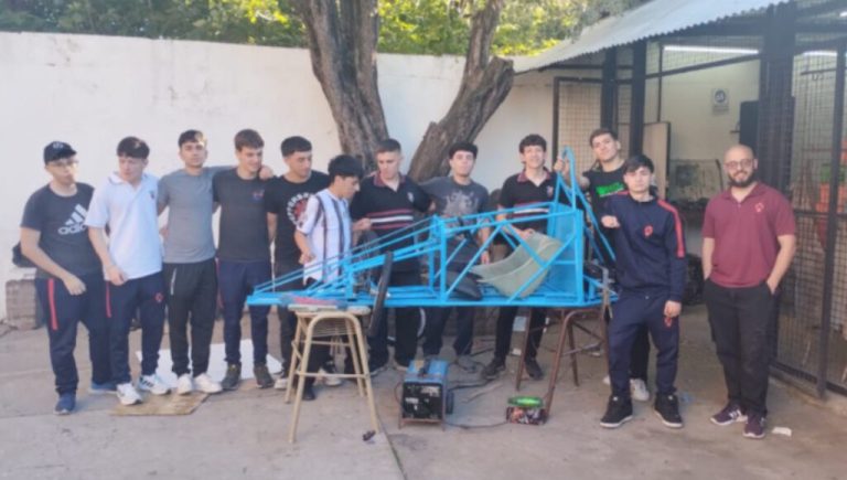 Cómo es el auto creado por alumnos de un colegio de Villa Madero para competir en un desafío de YPF: necesita muchos «Me gusta»