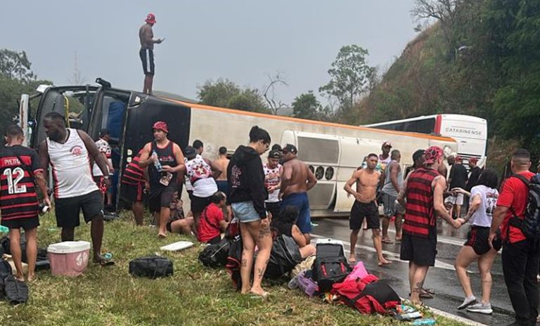 Volcó un colectivo con hinchas de Flamengo que viajaban a Argentina: 16 heridos