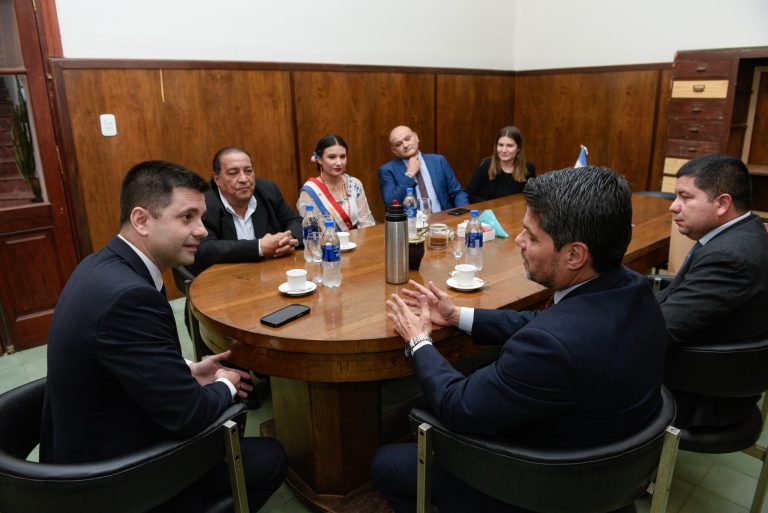 馃敶 S脕ENZ PE脩A | El intendente Bruno Cipolini recibi贸 al Embajador de Serbia y al C贸nsul Diplom谩tico de Paraguay
