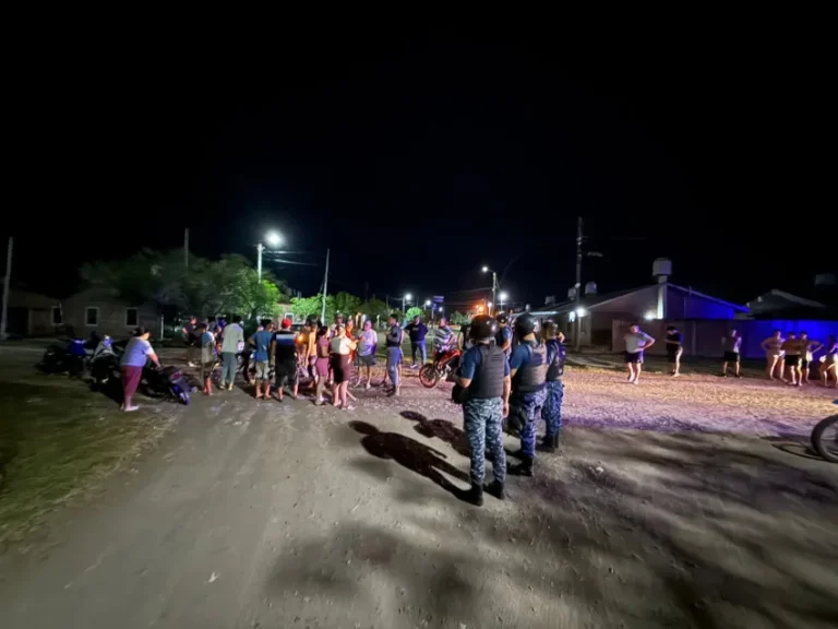 🔴 POLICIALES | Enfrentamiento de barrios en Barranqueras: pelea en la vía publica y disparos al aire
