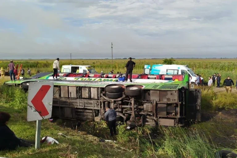 🔴 POLICIALES | Volcó un micro en la Ruta 2: dos muertos y varios pasajeros heridos