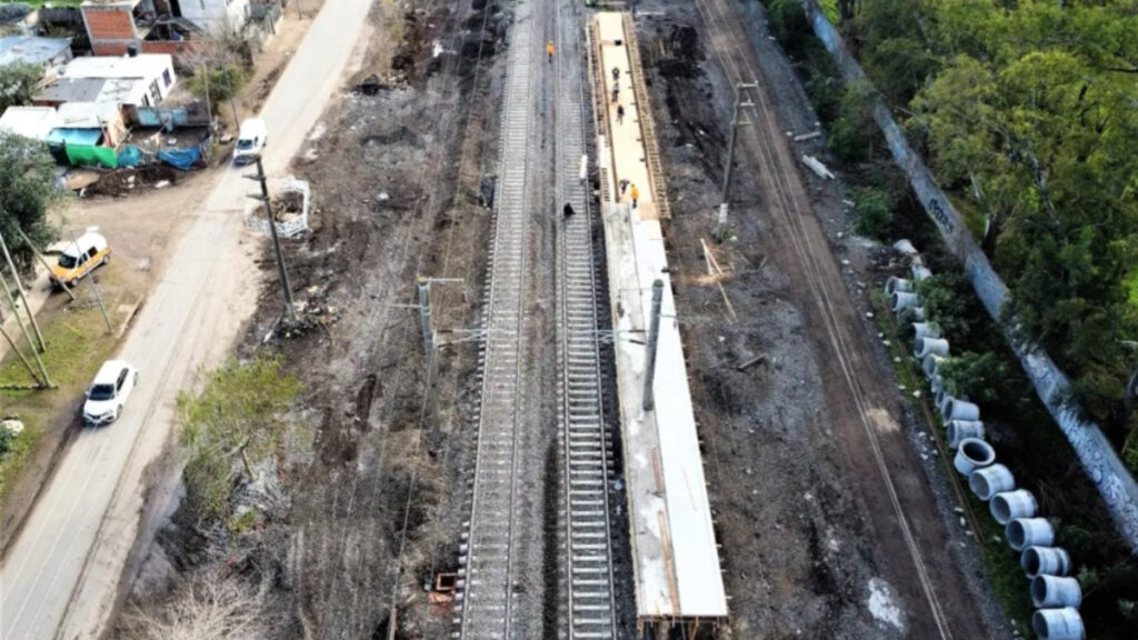 La Estación Universidad de Almirante Brown del tren Roca está ubicada en medio de las estaciones Longchamps y Burzaco, frente al acceso de la casa de altos estudios.
