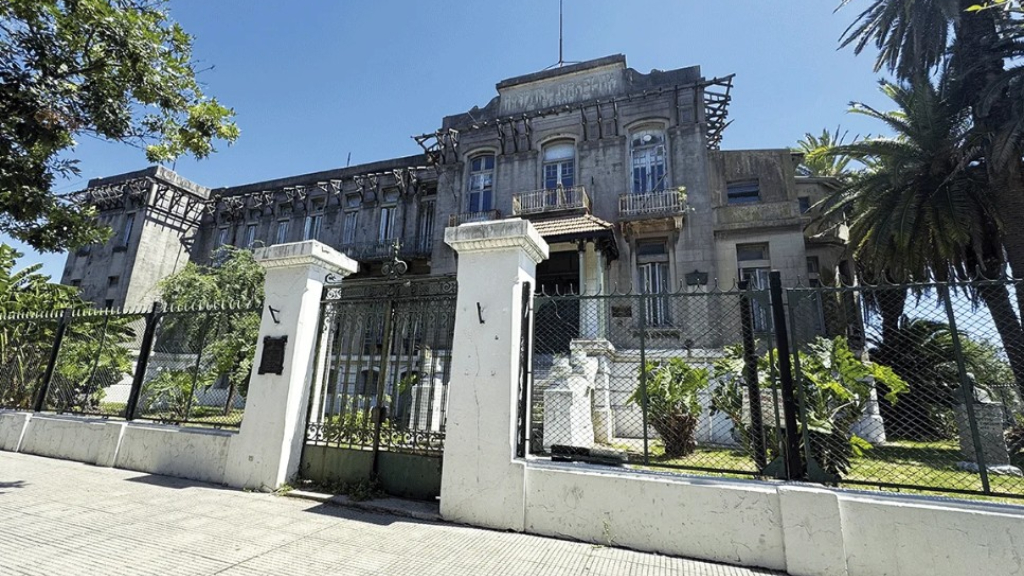 El edificio abandonado del Hospital Israelita está en la avenica Nazca 1145, en CABA. Allí la empresa IRSA podria construir un nuevo shopping.