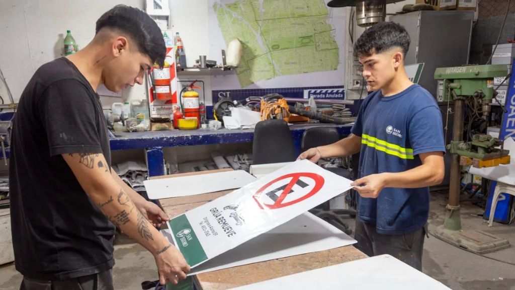La Comuna de San Isidro mejora la seguridad vial con la centralización operativa de los semáforos y sumando nuevas señales de tránsito en el distrito.