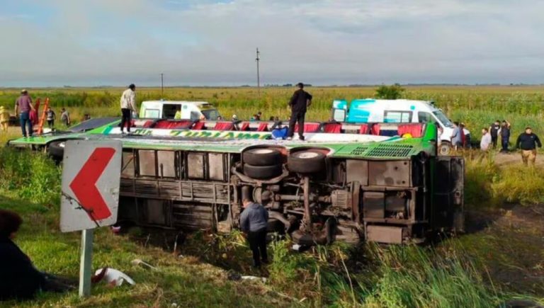 Vuelco y tragedia en la Ruta 2: confirman que los dos muertos eran de la zona Oeste del GBA y analizan qué pasó en la curva fatal