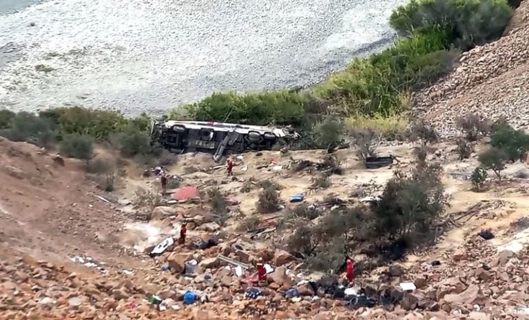 Tragedia en Perú: un colectivo cayó a un precipicio y murieron 37 pasajeros