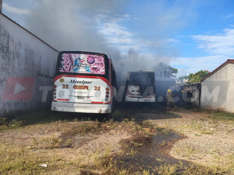 🔴 SÁENZ PEÑA | Incendio en un taller de la ex empresa San Roque: cuatro colectivos destruidos