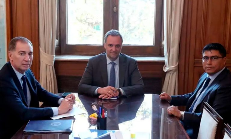 Buscando adhesiones de cara al Presupuesto 2026: Santilli y Adorni recibieron al gobernador de Santa Cruz