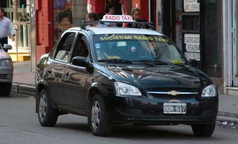 La ciudad de Santa Fe flexibiliza las licencias de taxi, mientras en Rosario choferes denuncian un “aquelarre tarifario”