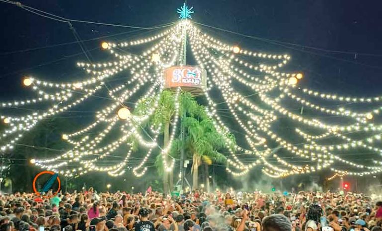 Ya es costumbre: una multitud disfrutó del encendido del arbolito de navidad de Oroño y Pellegrini