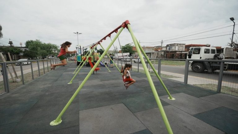 Juegos infantiles y deportes: el Boulevard Papa Francisco cambió un basural por espacio verde en Lomas de Zamora