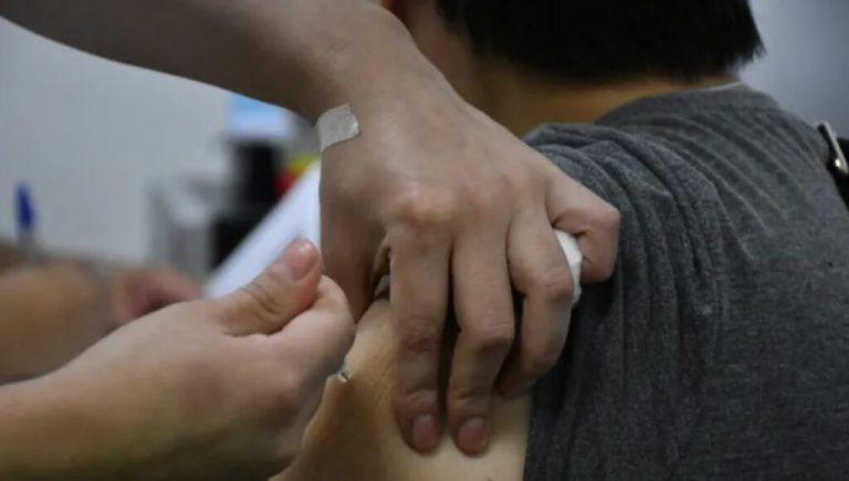 Antes del verano, vacunan gratis contra el dengue en CABA y GBA: cómo pedir turno y los requisitos