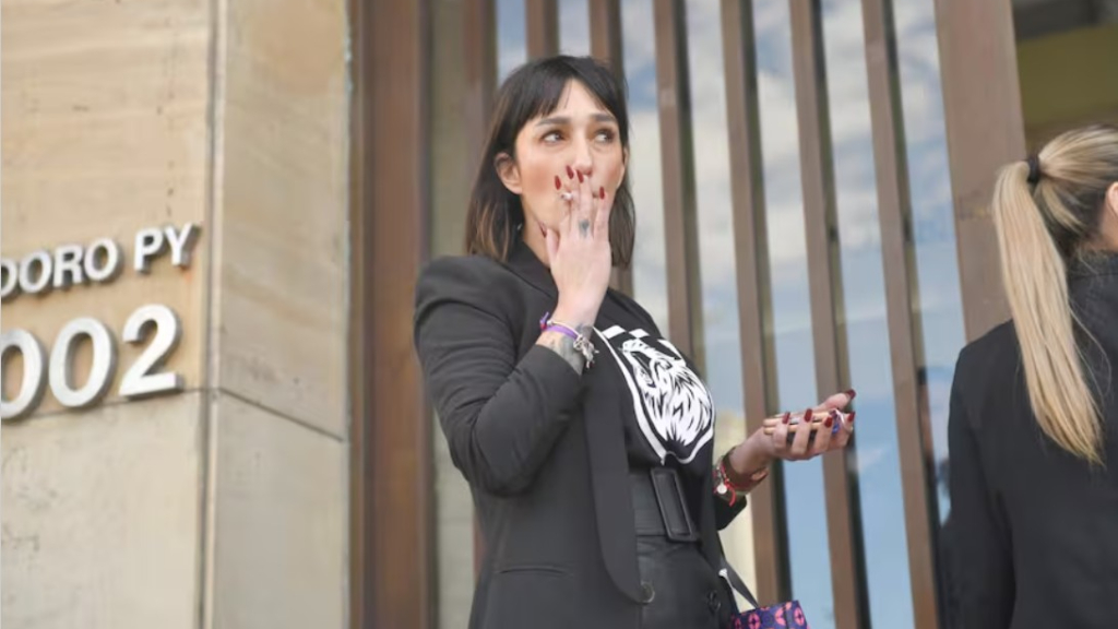 Leila Gianni, ex kirchnerista y hoy referente territorial del gobierno de Milei en el Conurbano, durante el tenso cruce con el padre Paco Olveira en un terreno presuntamente tomado en Merlo.