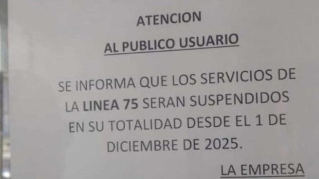 El anuncio del cierre de la Línea 75 de colectivos fue comunicado a los usuarios con carteles pegados en las unidades.