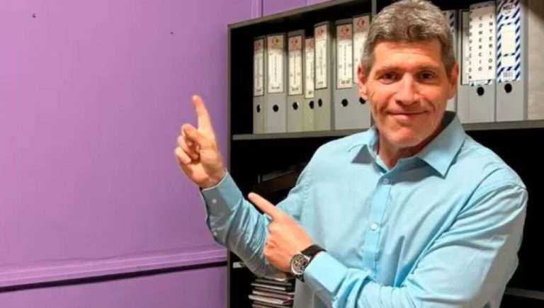 Quién es el diputado libertario que pintó su despacho de violeta antes de dejárselo a Mayra Mendoza: «Quedó bien, ¿no?»
