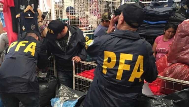 Mega operativo sorpresa en La Salada: confiscan ropa trucha en dos de los predios más visitados